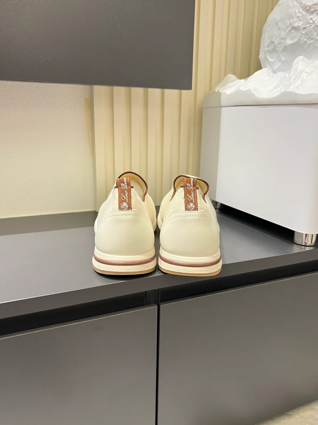Men's Men's Shoes 💰p380 Loro Men's Shoes 💰piana/Noyo Piana 360 L Men's Shoes 💰p Flexy Walk Men's Sports Shoes These sports shoes are made of knitted wool uppers, and the heel is wrapped in smooth calf leather. Merino sheep are selected from Australia and New Zealand. The upper is machine-woven like a sweater, and then equipped with a white rubber outsole and a Kummel-colored sole. It is both beautiful and non-slip. The fabric is 100% cashmere and the insole is calf leather. It is super comfortable on the feet! Comes with full original packaging! Multiple colors available! Size: 38-44 (45 customized)